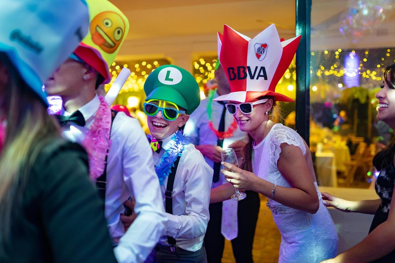 personas usando sombreros de fiesta de espuma