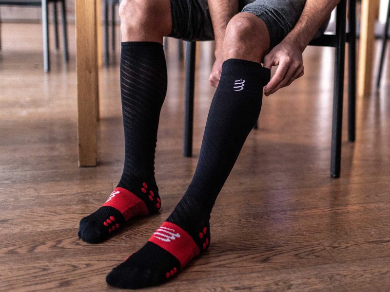 pies relajados con calcetines de compresion