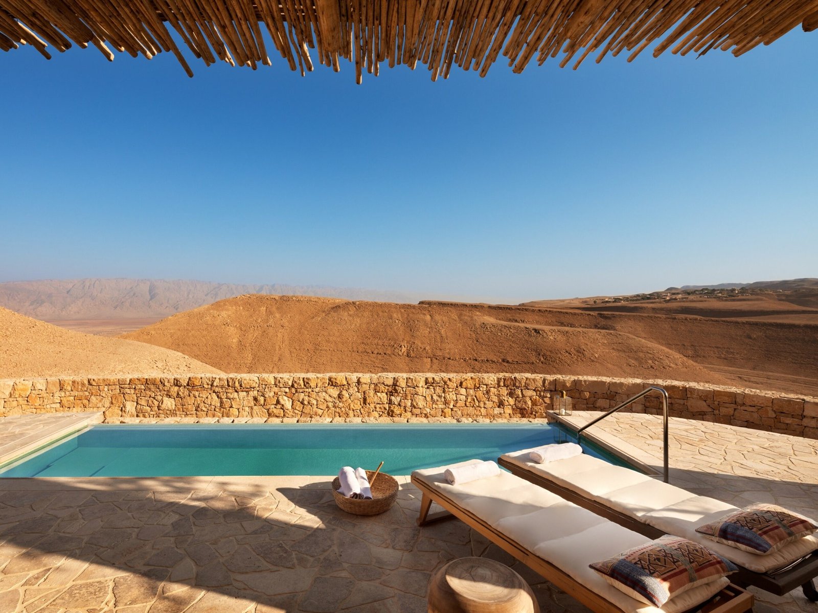 piscina con vistas al desierto en palm springs scaled