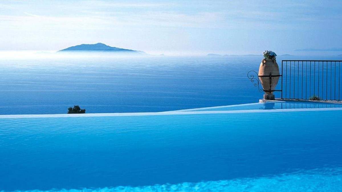 piscina infinita con vista al mar