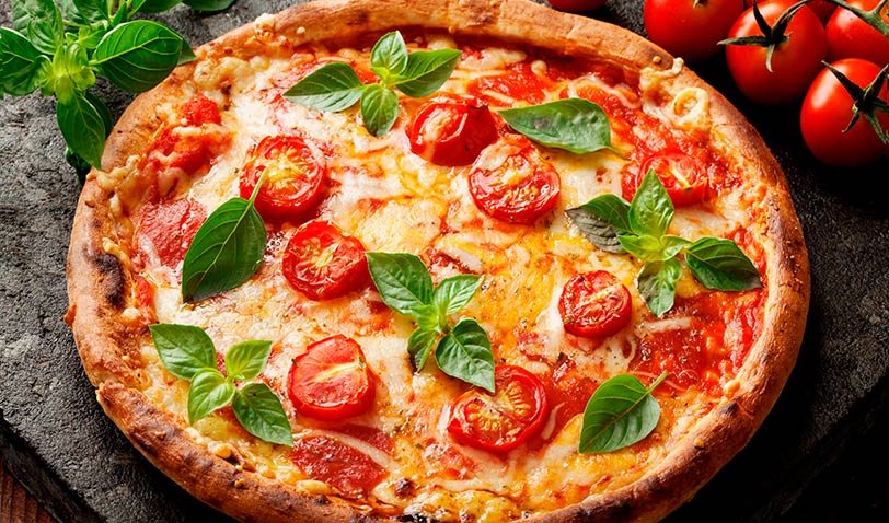 pizza casera con ingredientes frescos y naturales