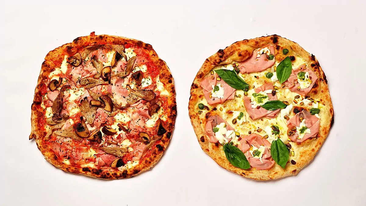 pizza gourmet con ingredientes frescos y coloridos