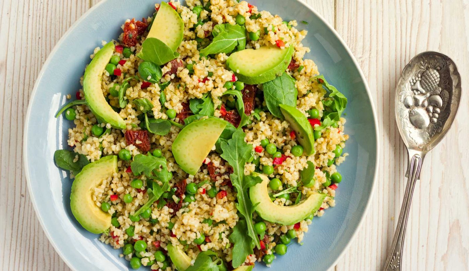 plato colorido con ingredientes frescos y saludables