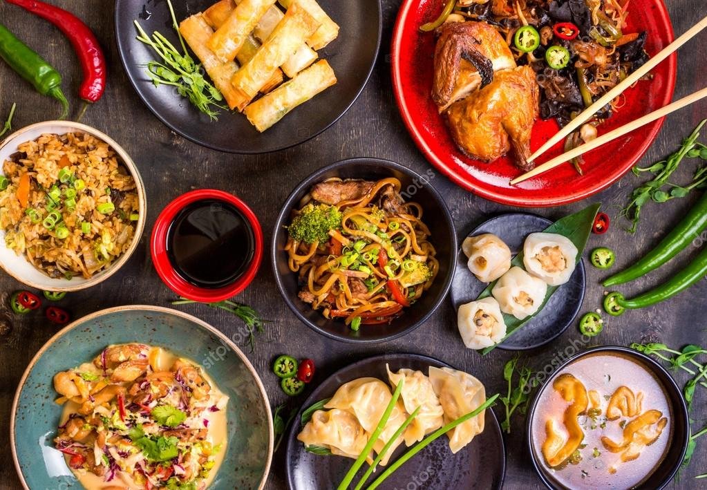 plato de comida china variada y colorida