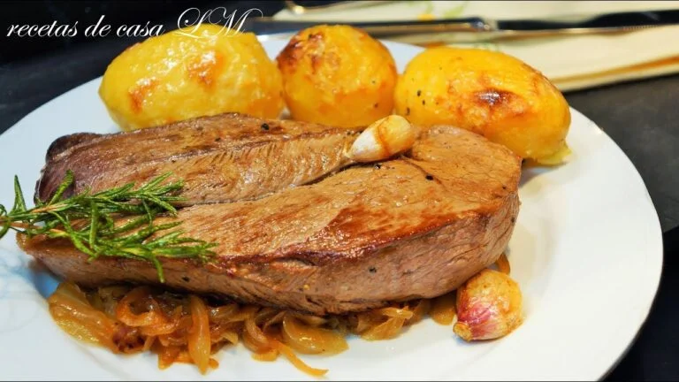 plato de filete jugoso con guarniciones variadas