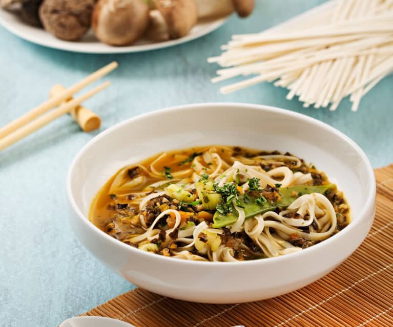 plato de noodles asiaticos con verduras frescas