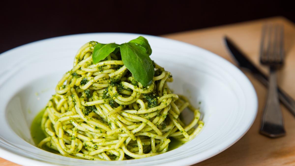 plato de pasta al pesto casera