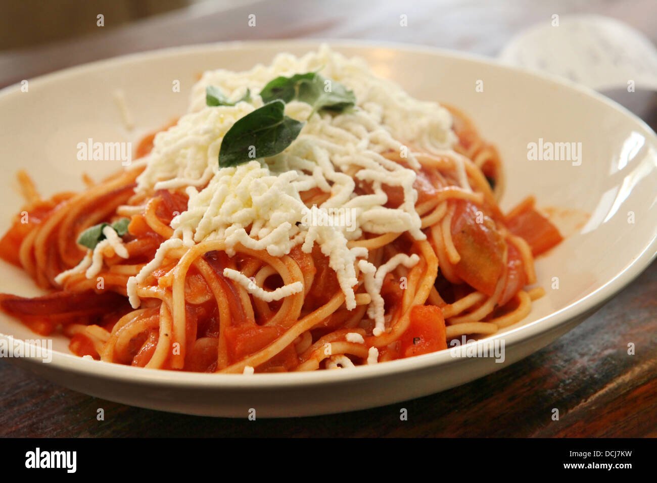 plato de pasta con salsa marinara