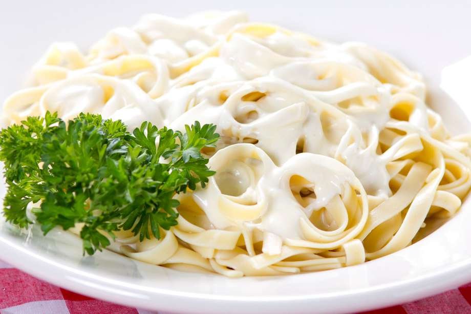 plato de pasta italiana con salsa cremosa