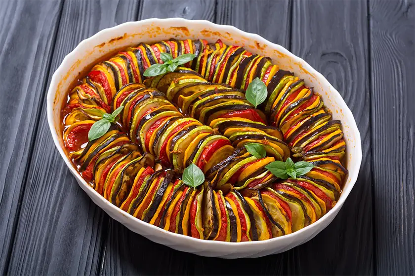 plato de ratatouille en un bistro frances