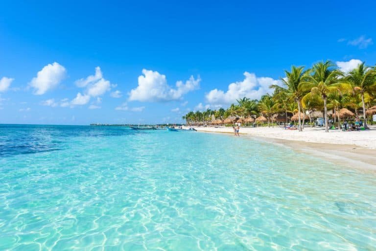 playa de arena blanca en cancun