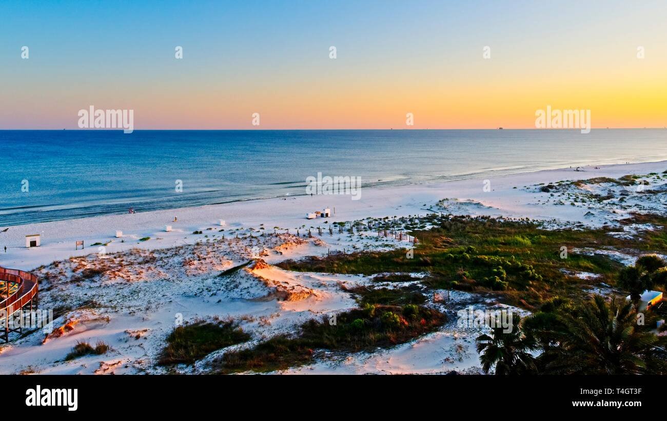 playa desierta al atardecer en gulf shores