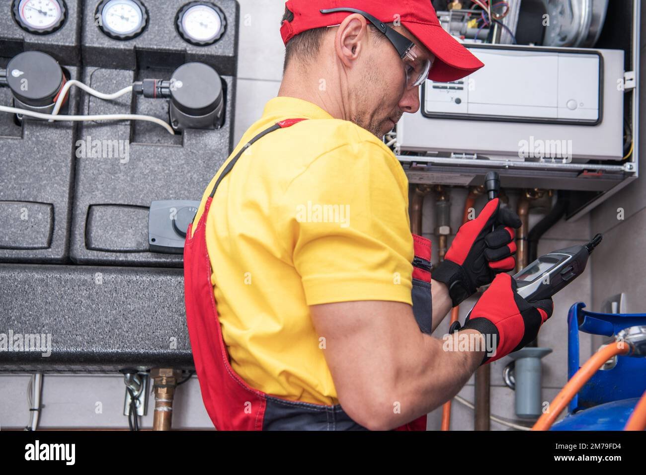 plomero revisando sistema de agua caliente