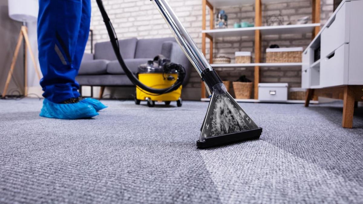 profesional limpiando alfombras con tecnologia avanzada