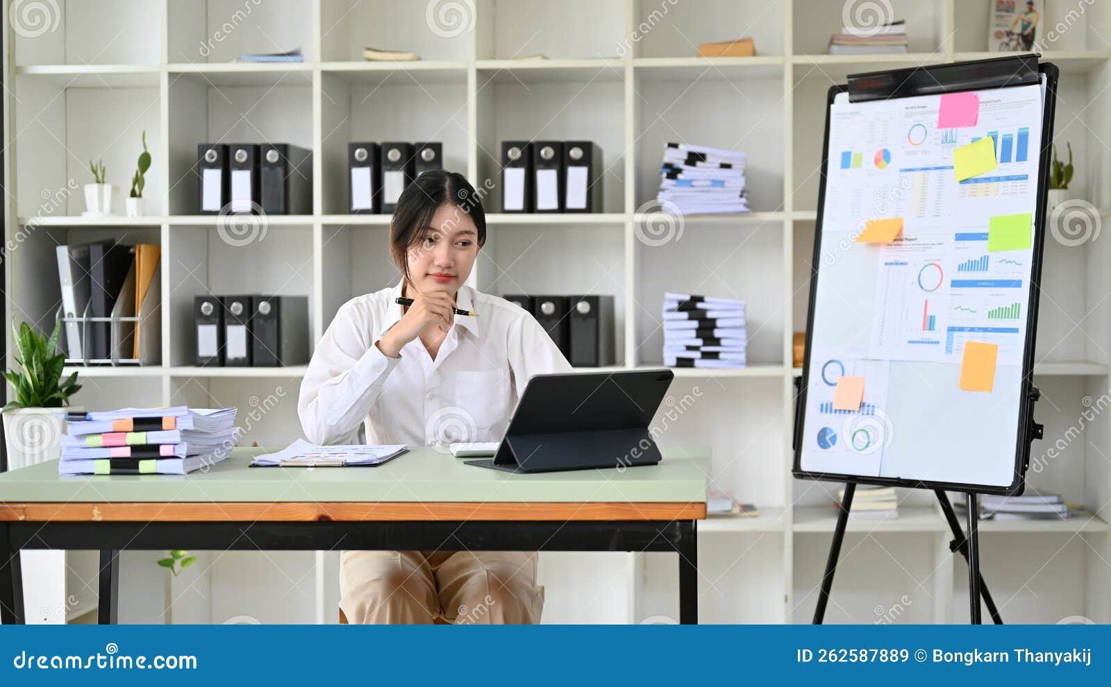 profesional trabajando en una oficina financiera 1