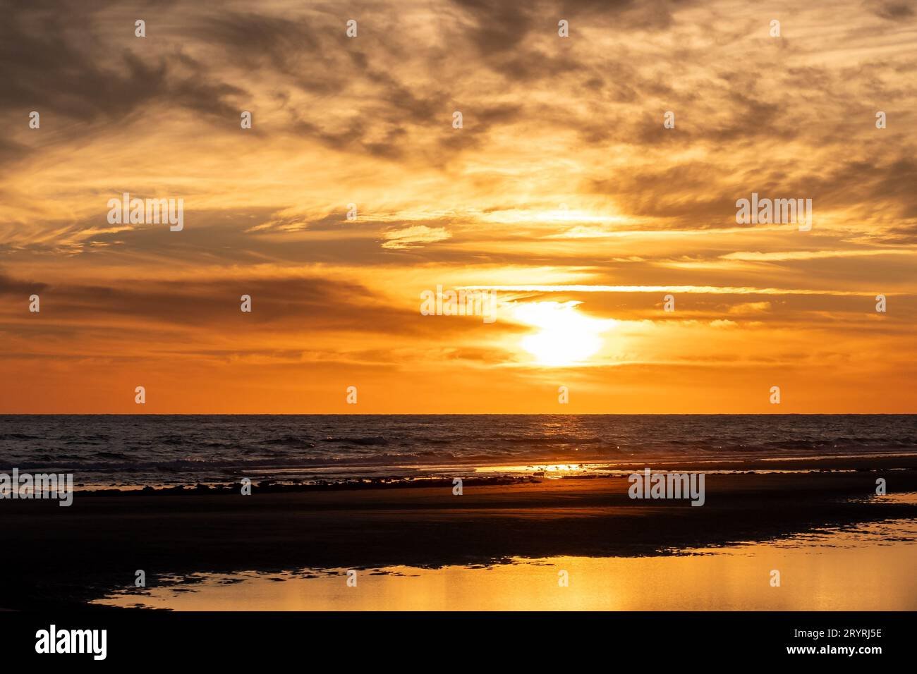 puesta de sol sobre el mar tranquilo