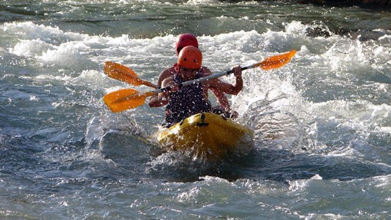 rafting en aguas bravas rodeado de naturaleza 1