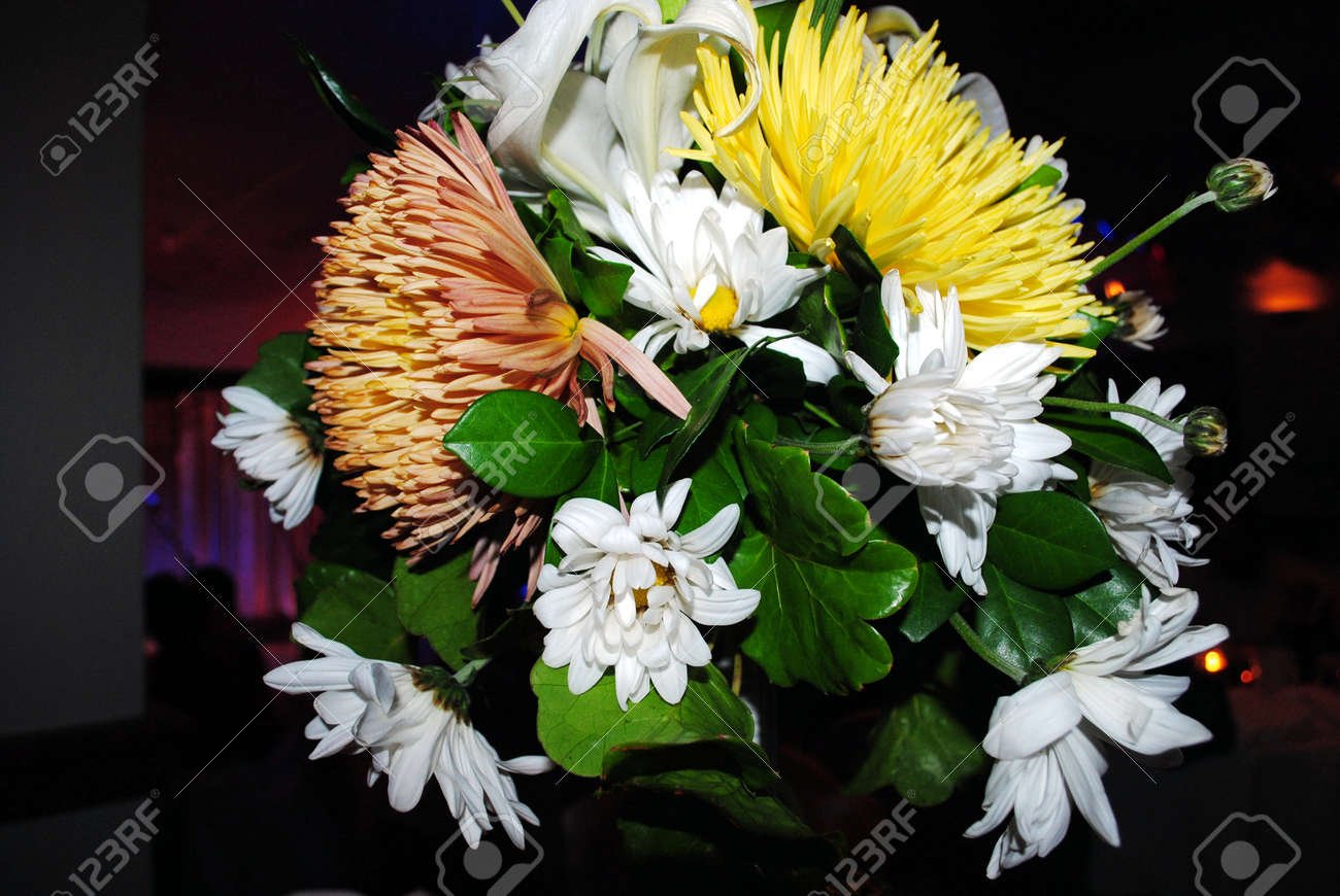 ramo de flores frescas y coloridas 1