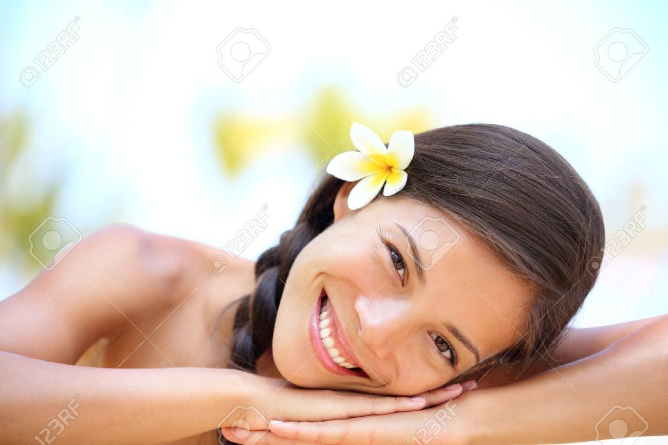rostro de mujer relajada en spa natural