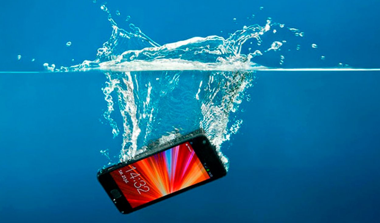 smartphone cayendo en agua