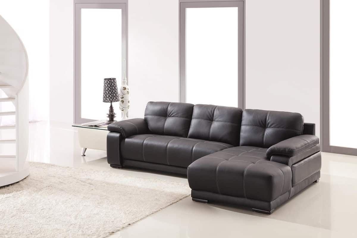 sofa de cuero en una sala elegante