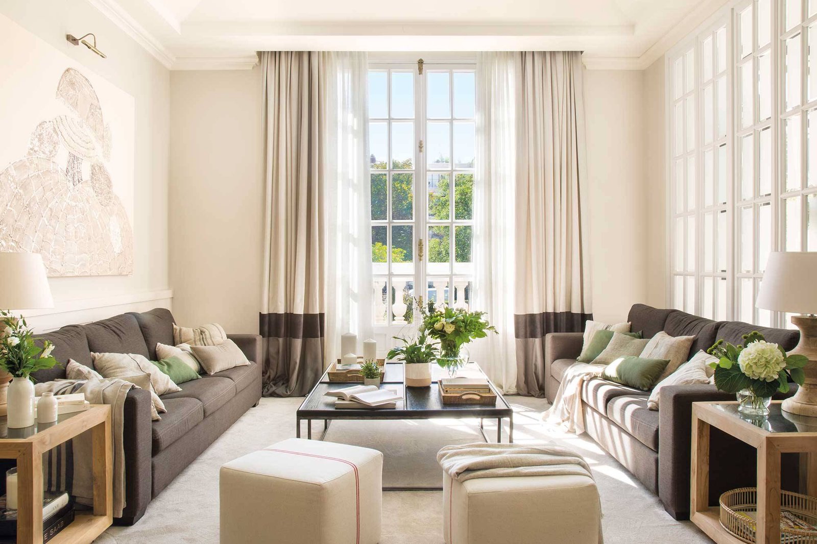 sofa moderno en salon elegante y acogedor