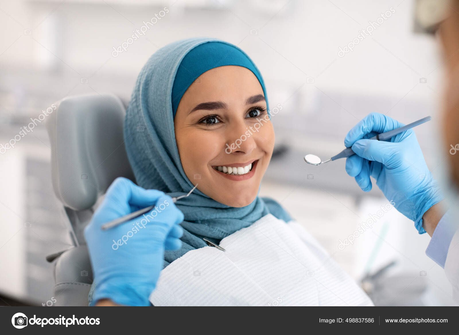 sonriente mujer recibiendo informacion sobre seguros dentales