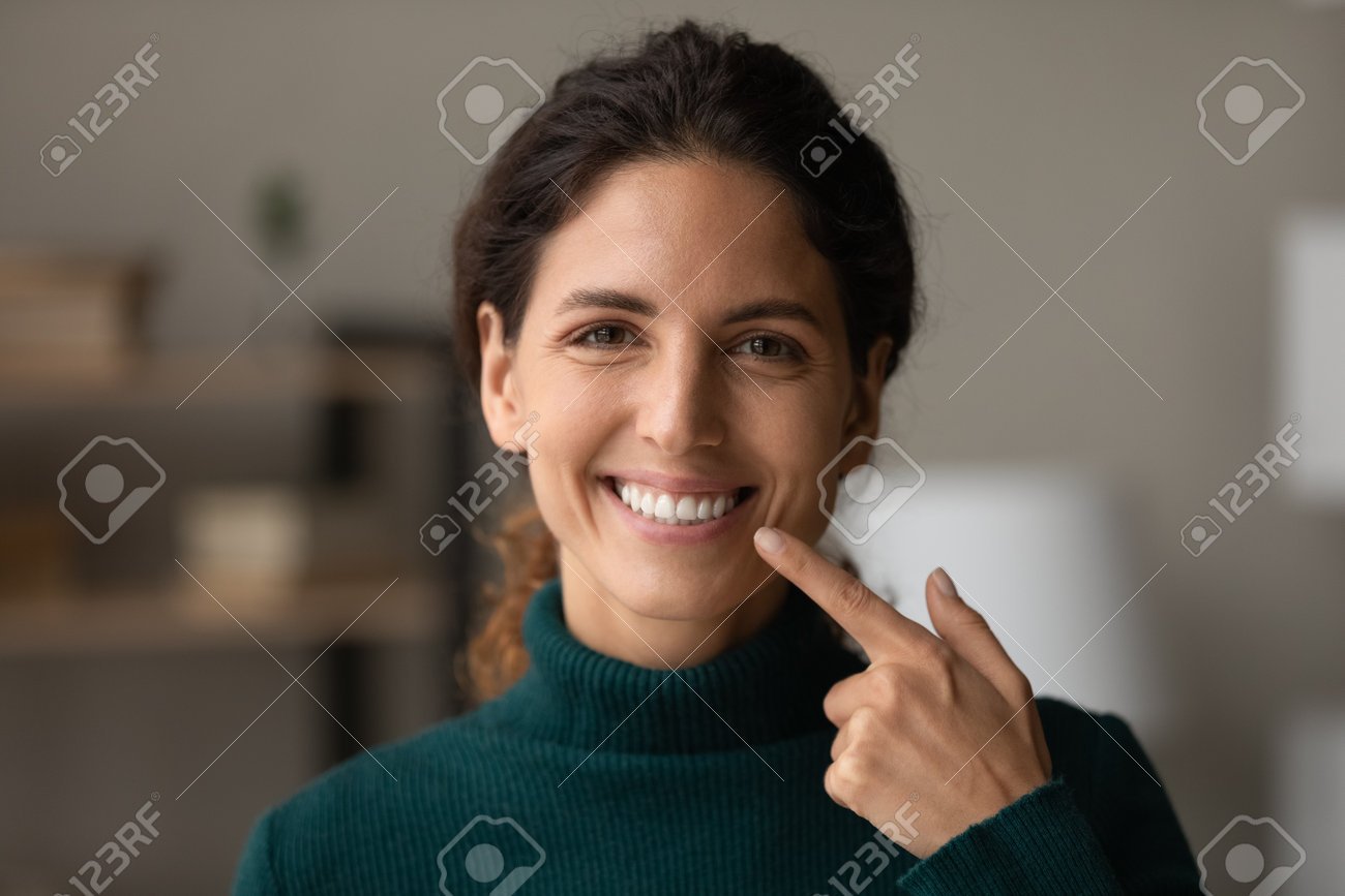 sonrisa brillante de paciente satisfecho