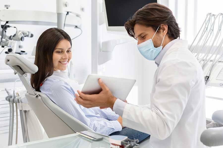 sonrisa brillante en consulta dental en florida