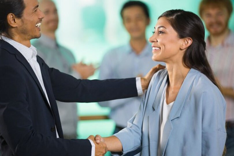 sonrisa de un cliente satisfecho con empleados