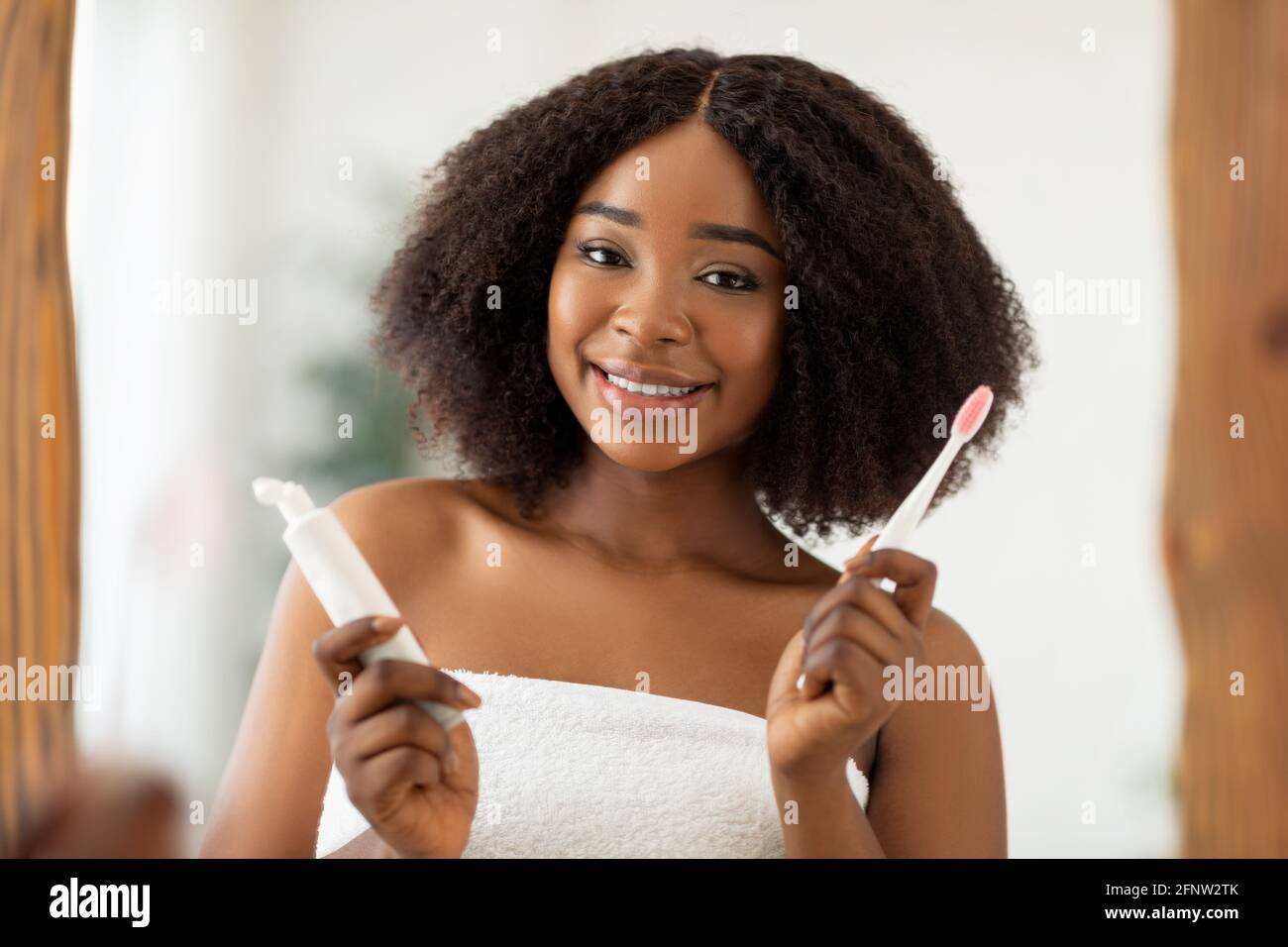 sonrisa radiante con pasta dental natural