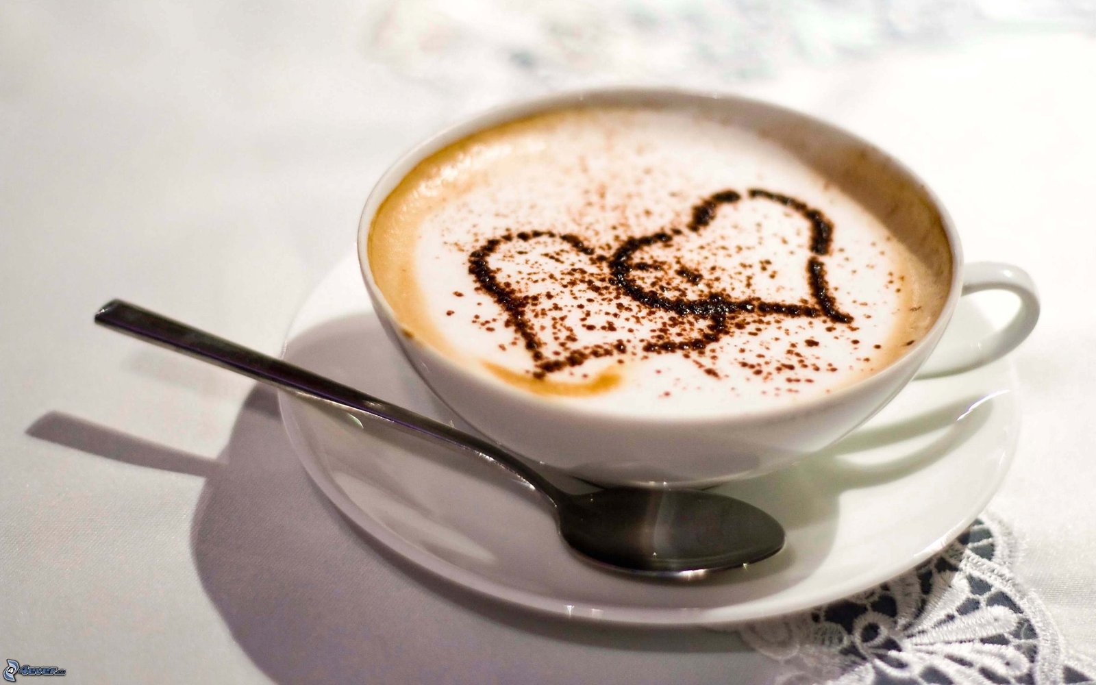 taza de cafe con corazones latte art