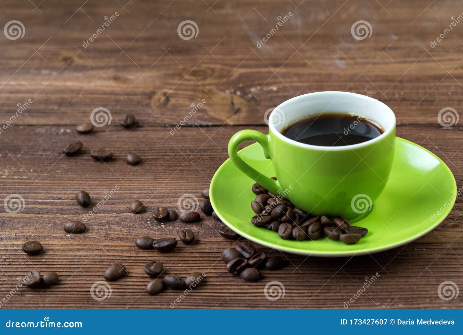 taza de cafe con granos verdes frescos