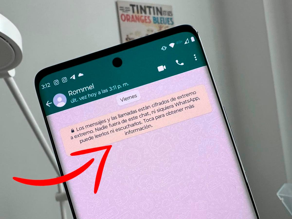 telefono movil con mensajes extremos en pantalla