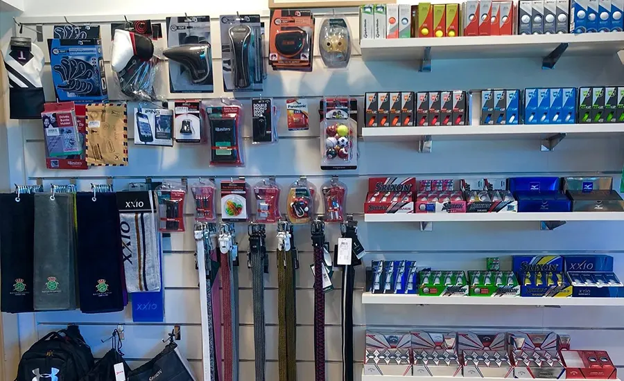 tienda de golf con equipamiento de calidad