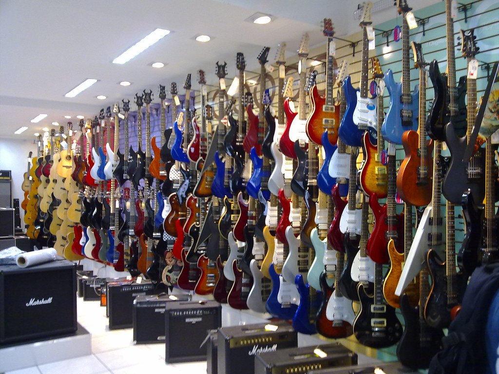 tienda de guitarras con gran variedad