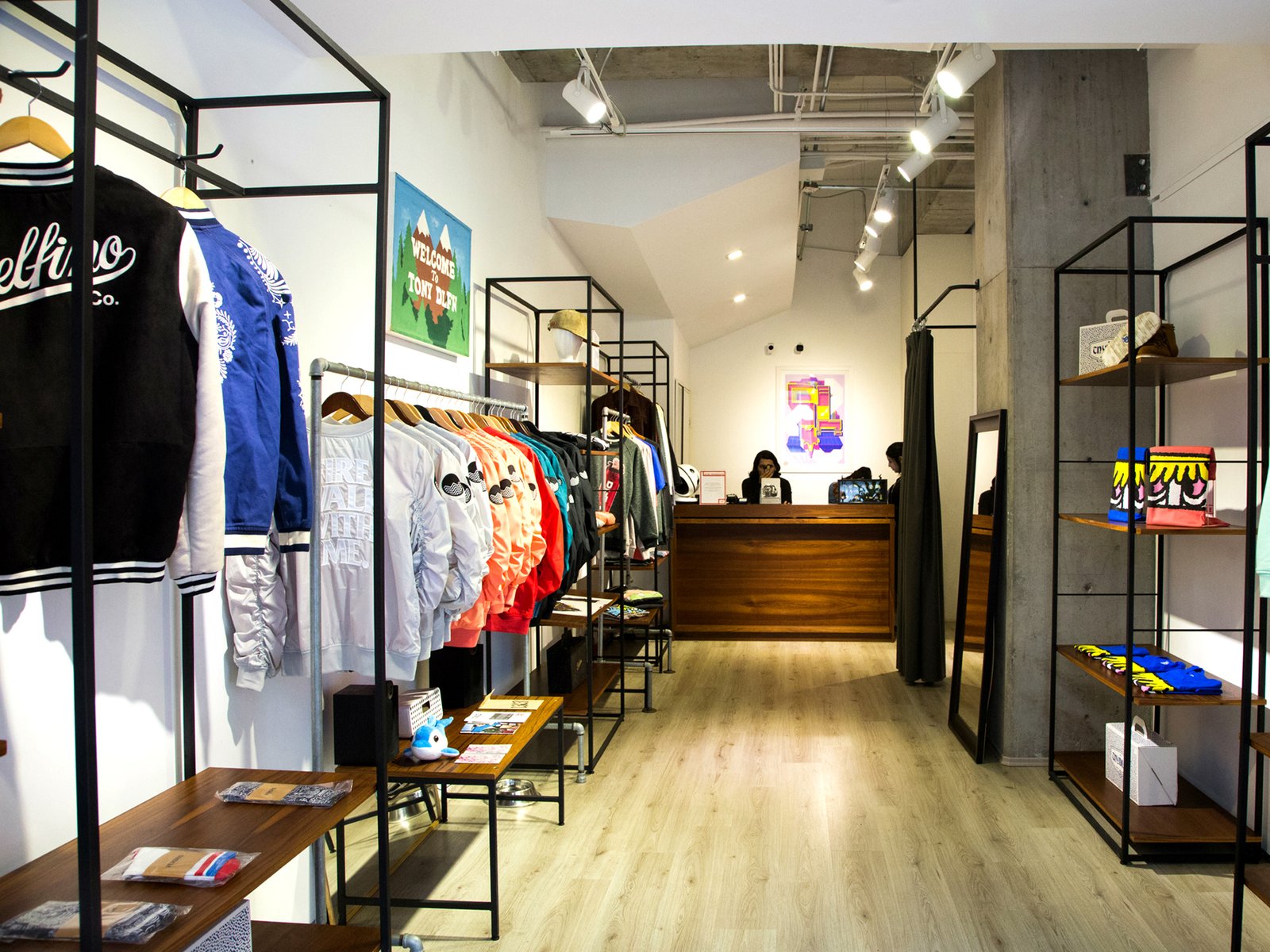 tienda de ropa urbana en la ciudad