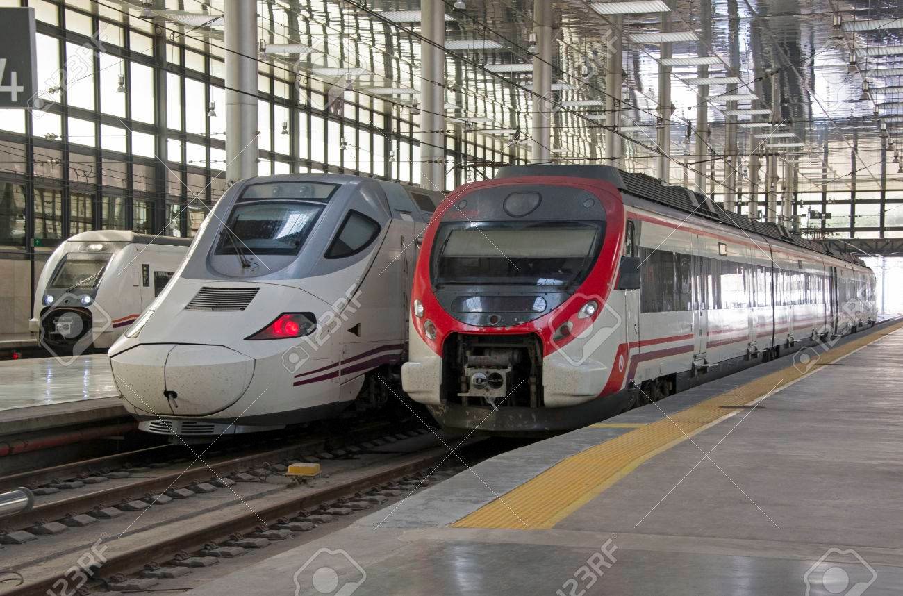 trenes modernos en estacion con pasajeros
