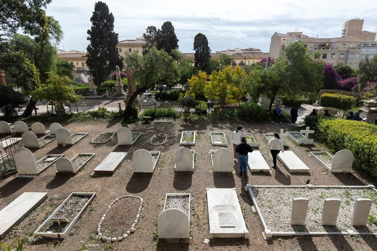 tumbas antiguas en un cementerio ingles