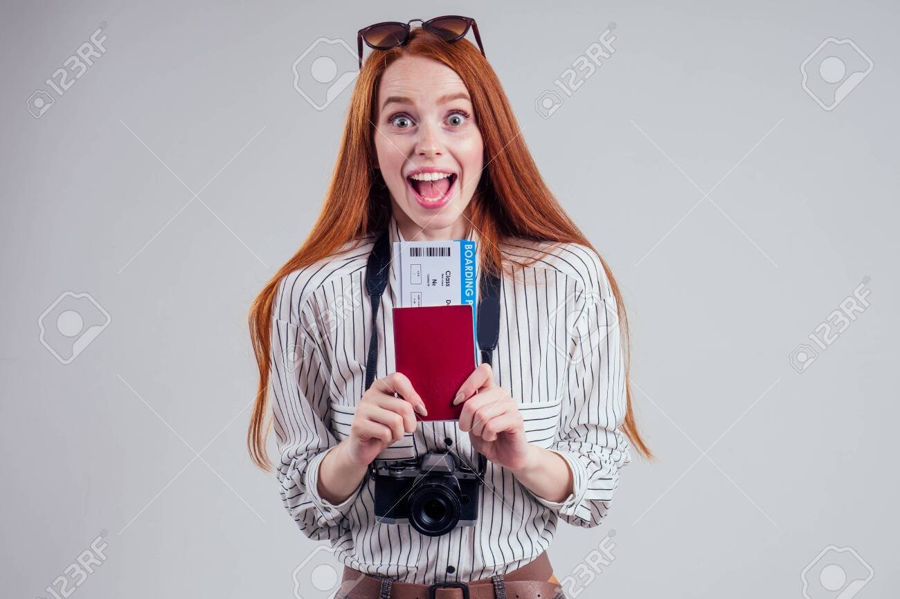 turistas felices usando codigos promocionales