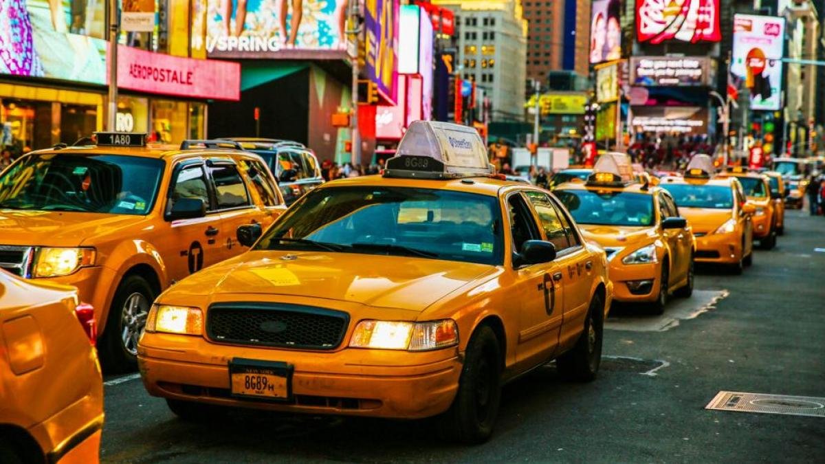 un taxi amarillo en la ciudad de nueva york