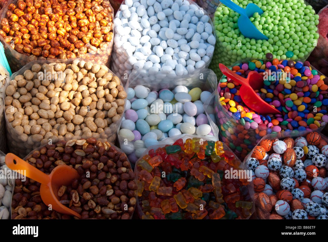 variedad de dulces coloridos en all city candy