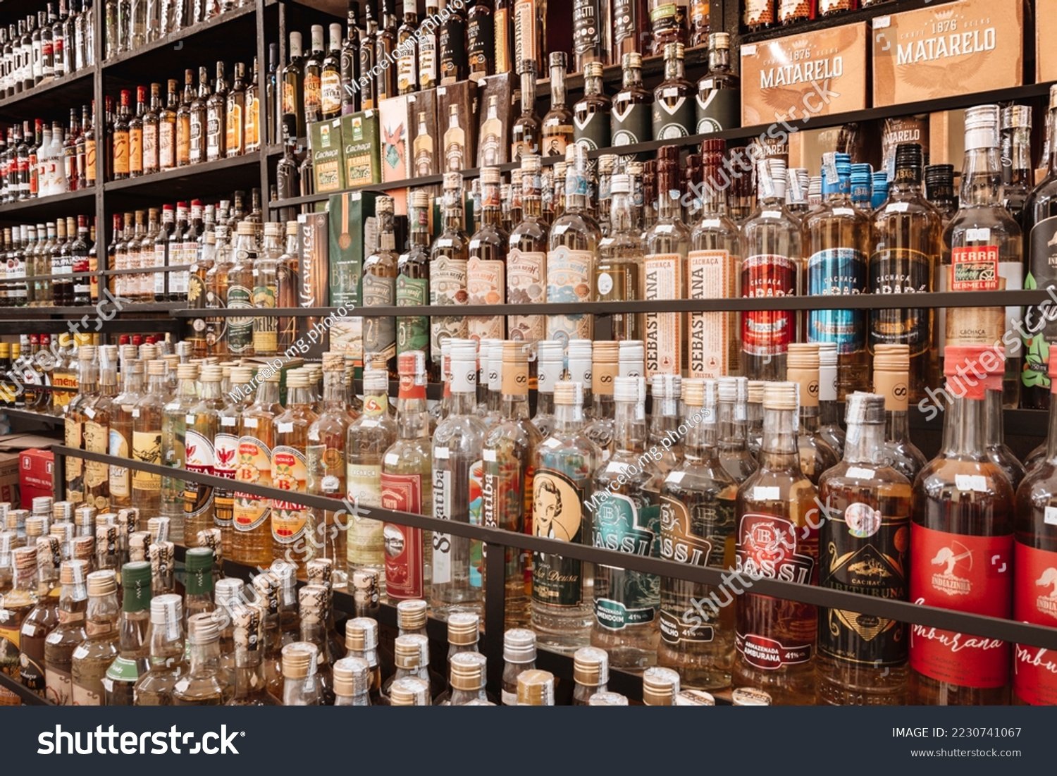 variedad de licores en estanteria de tienda