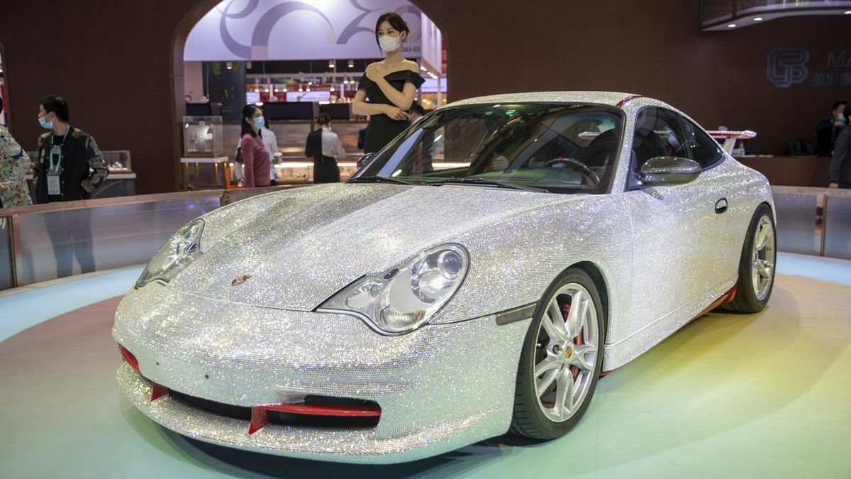 varios modelos de autos en exposicion brillante