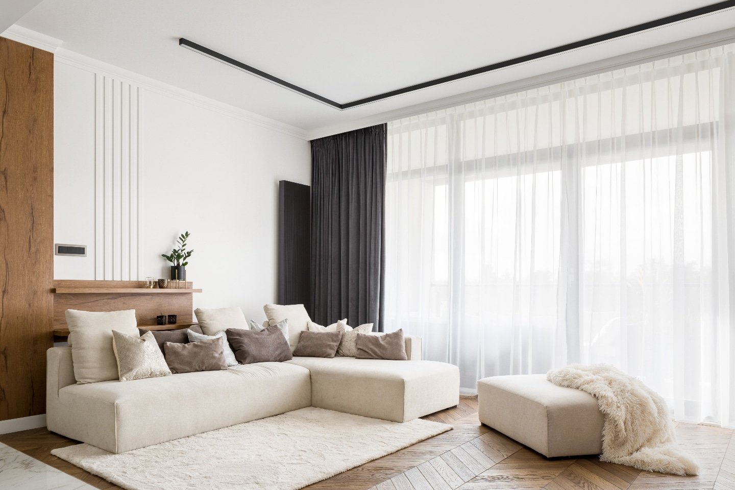 ventana con cortinas elegantes y funcionales