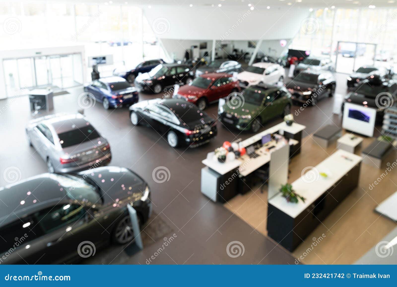 vista panoramica de concesionario de autos