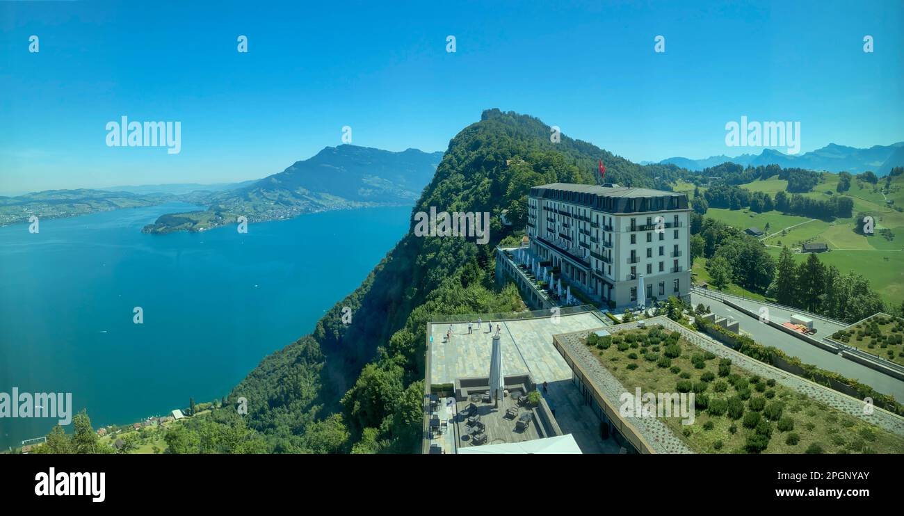 vistas panoramicas del lago en el resort