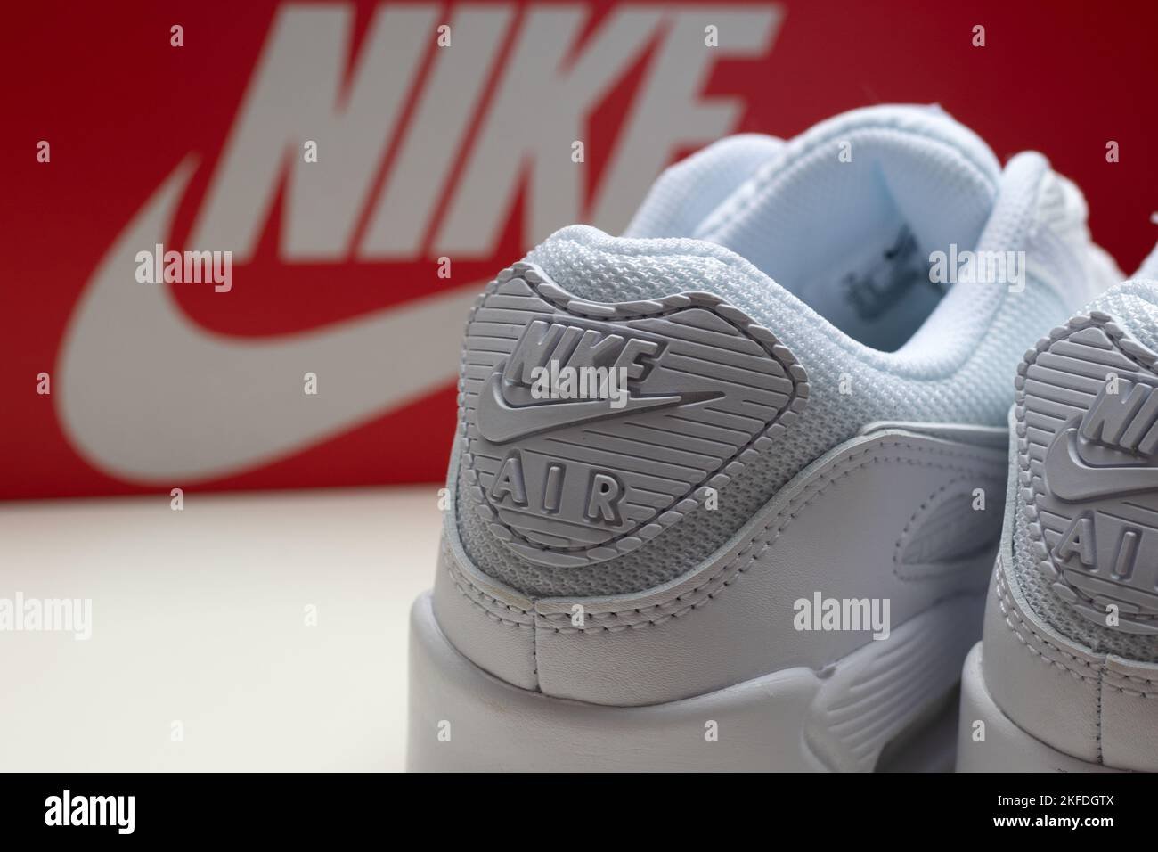 zapatillas nike con logo en primer plano