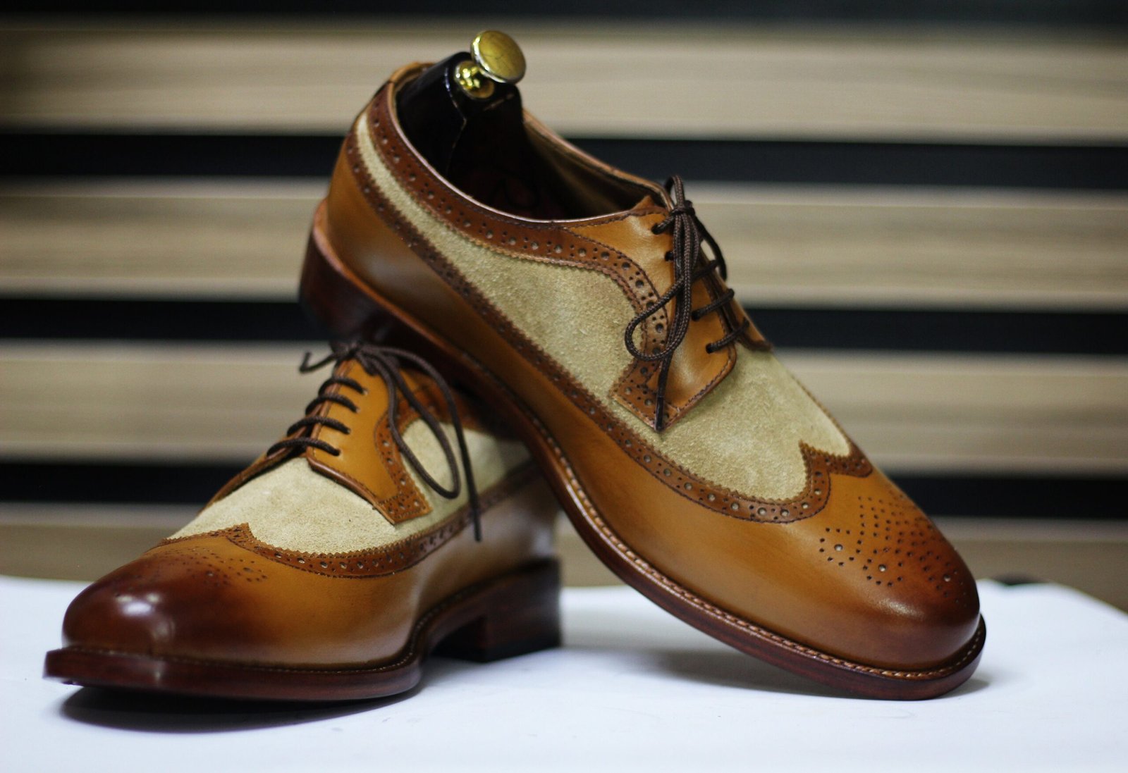 zapatos oxford de hombre en tonos neutros scaled